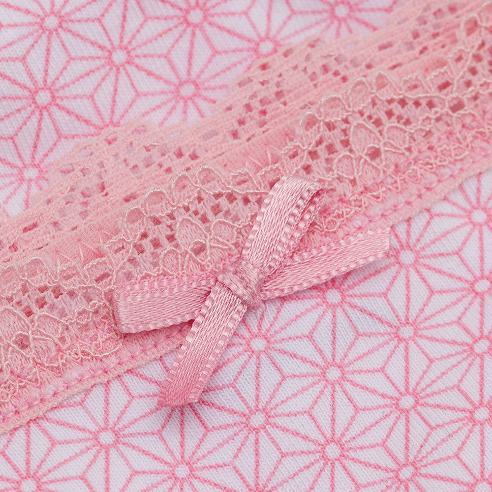 Detail des rosa Slips aus Biobaumwolle mit Spitzenbund und Schleife