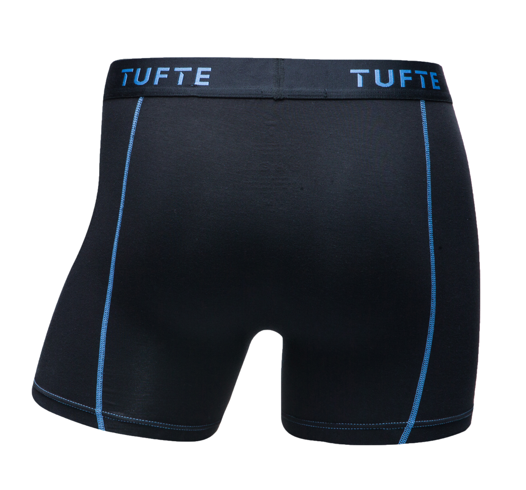 schwarze Boxershorts von Tufte mit blauem Schriftzug und blauen Nähten - von vorne