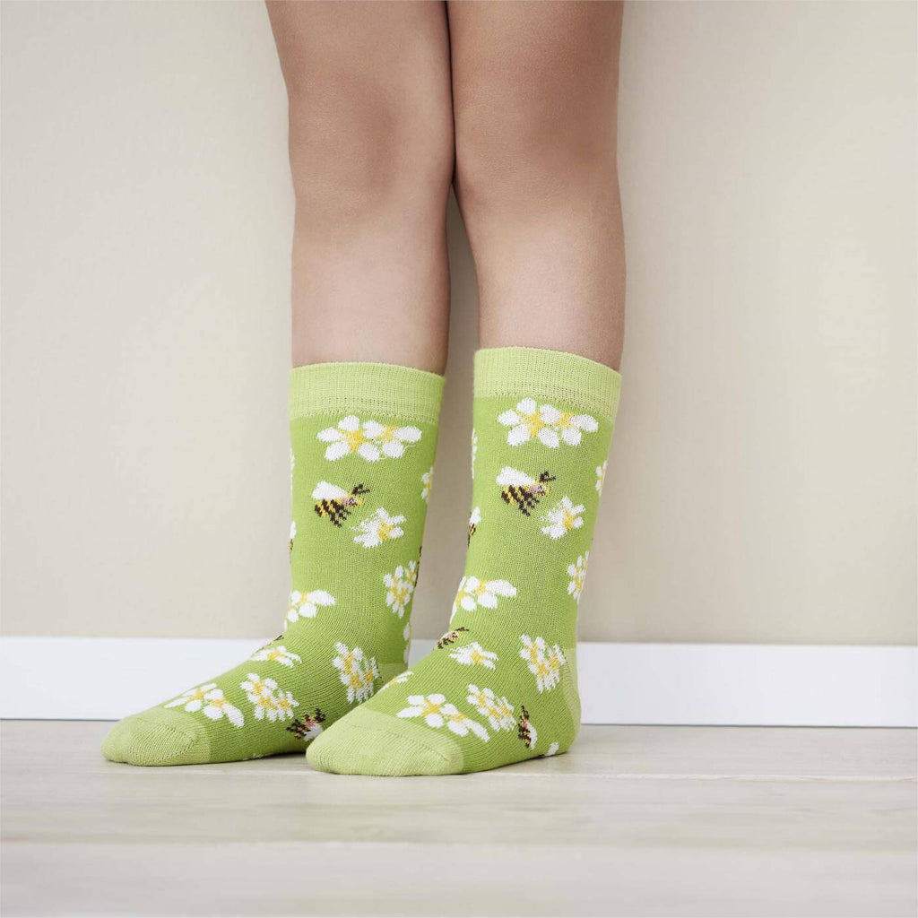 Kindersocken aus grüner Biobaumwolle mit Blumen und Bienen