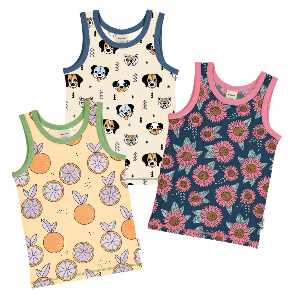 Dreierpackung Kinderunterhemden aus Biobaumwolle mit farbigen Prints: orange mit violetten Früchten und grünen Nähten, beige mit Hunden und blauen Nähten, dunkelblau mit Pinken Sonnenblumen und pinken Nähten