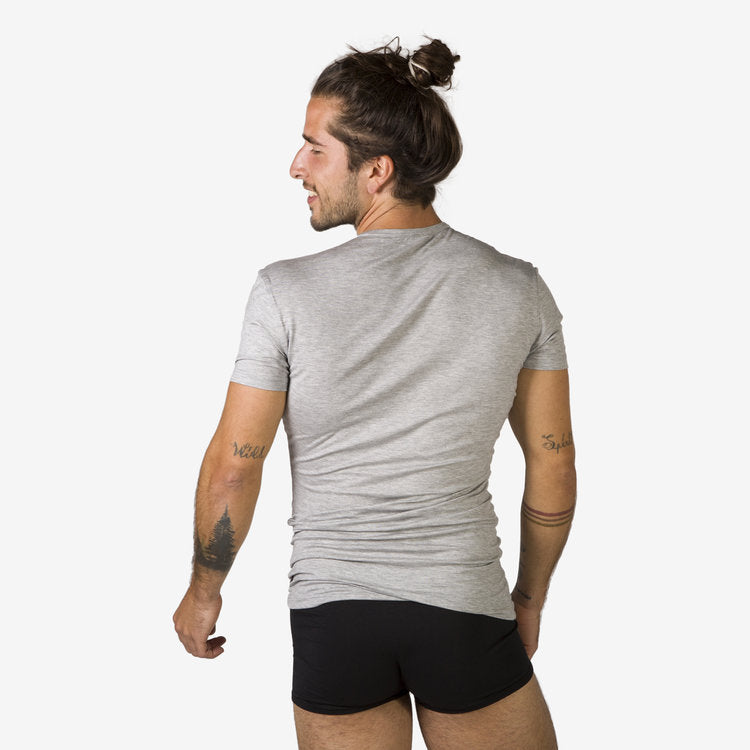 Model in eng anliegendem Tencel Shirt in grau - von hinten