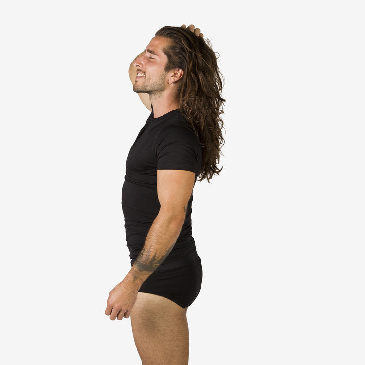 Model in eng anliegendem Tencel Shirt in schwarz - von der Seite