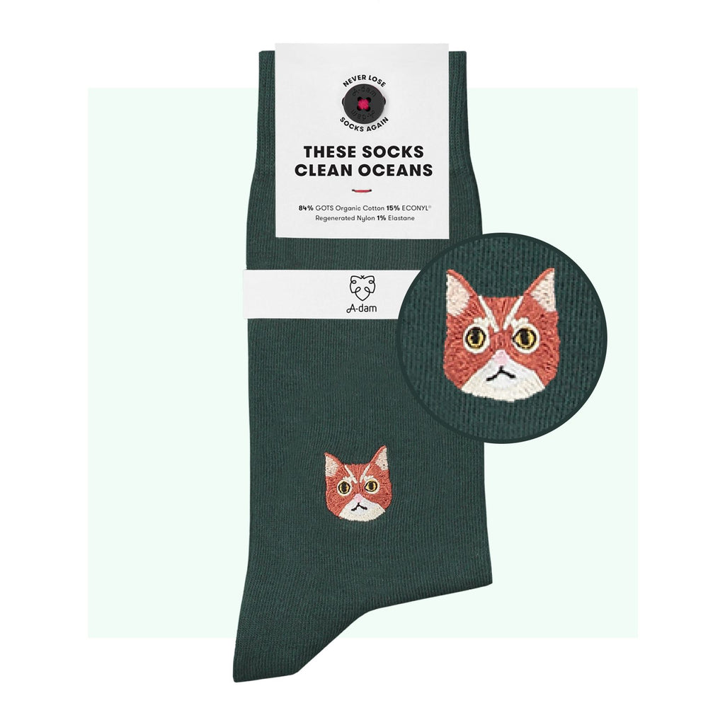 dunkelgrüne Socken mit aufgesticktem Katzenkopf