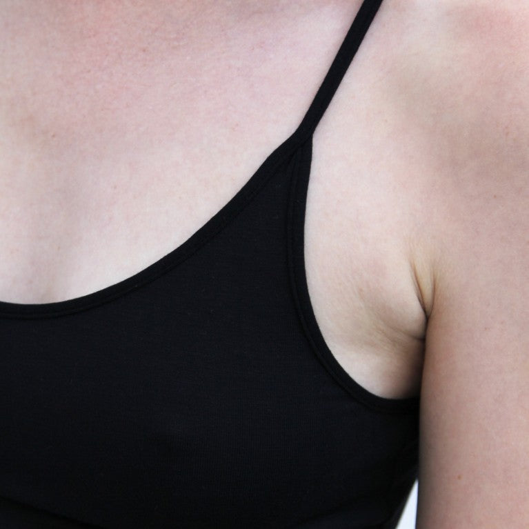Nachhaltiges Unterhemd mit Spitzeneinsatz am Rücken - Nahaufnahme Träger von vorne