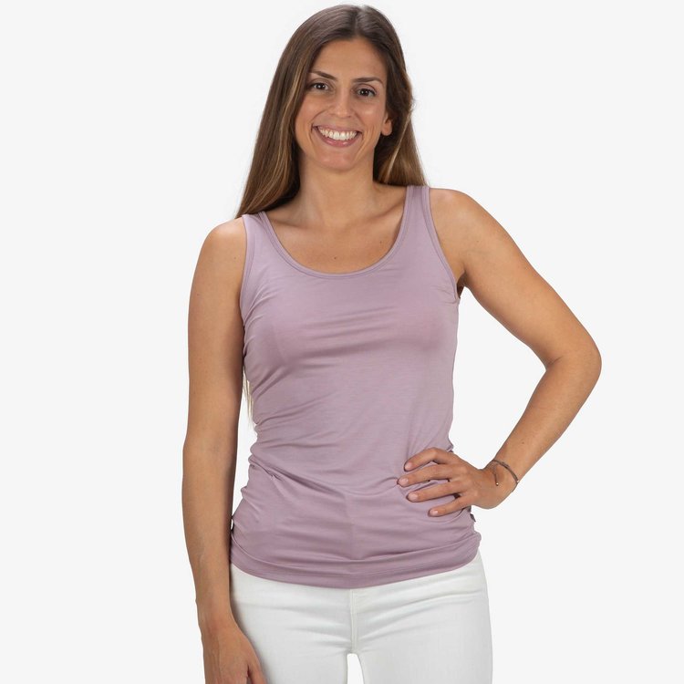Model im lila Unterhemd - von vorne