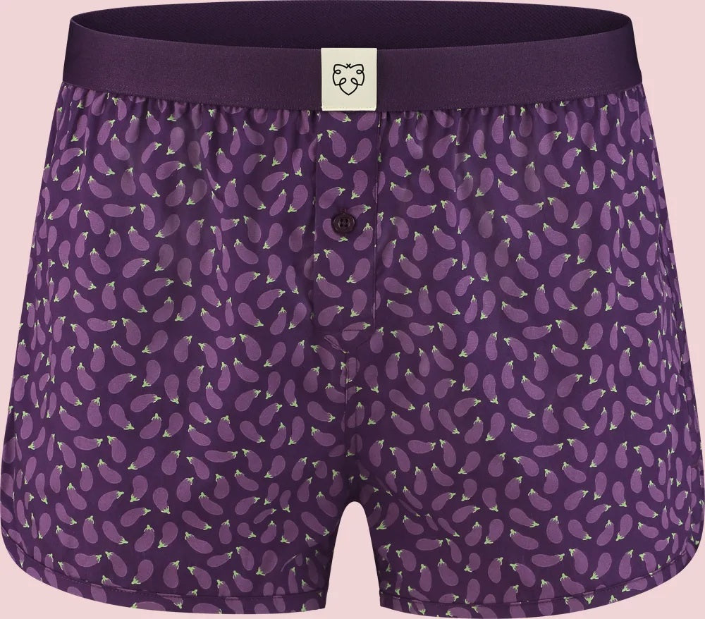 Nachhaltige weite Boxershorts aus Biobaumwolle - violett mit Auberginen - von vorne