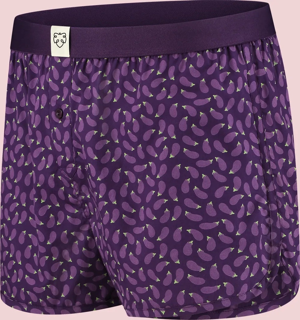 Nachhaltige weite Boxershorts aus Biobaumwolle - violett mit Auberginen - von der Seite