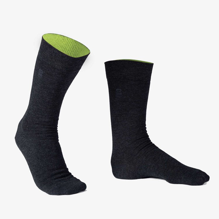 Atmungsaktive Socken aus Eukalyptus Tencel in anthrazit, innen hellgrün