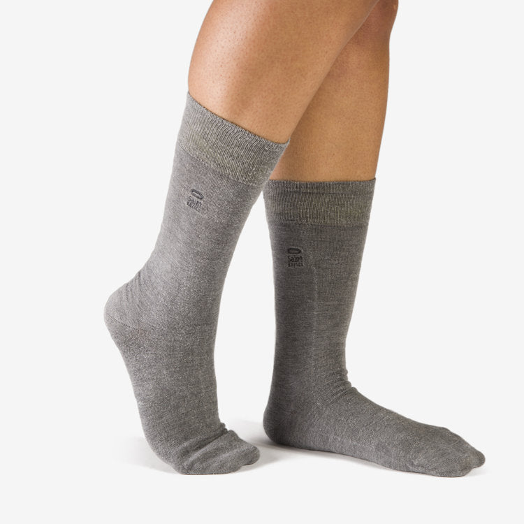 Atmungsaktive Socken aus Eukalyptus Tencel in grau für SIE