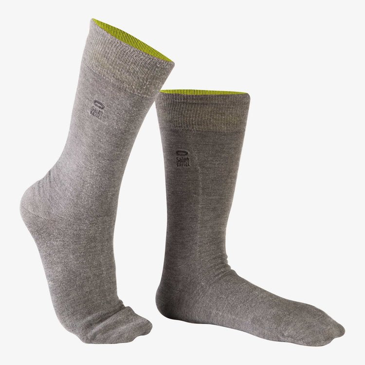 Atmungsaktive Socken aus Eukalyptus Tencel in grau, innen hellgrün