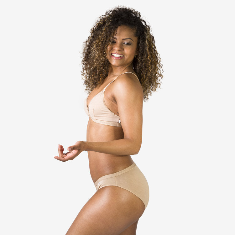 Slip aus Eukalyptus Tencel in beige mit passendem Bralette. Seitenansicht