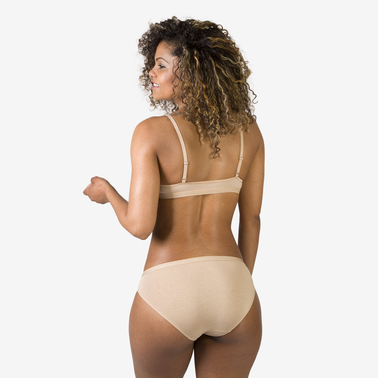 Slip aus Eukalyptus Tencel in beige mit passendem Bralette. Rückansicht