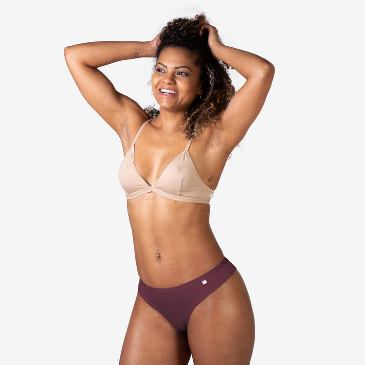 Nachhaltiger Tanga aus bordeaux-rotem Eukalyptus Tencel - von vorne mit passendem Bralette in nude