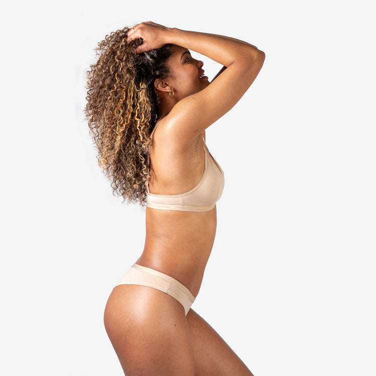 nachhaltiger Tanga aus Eukalyptus Tencel in nude und passende Bralette - von der Seite