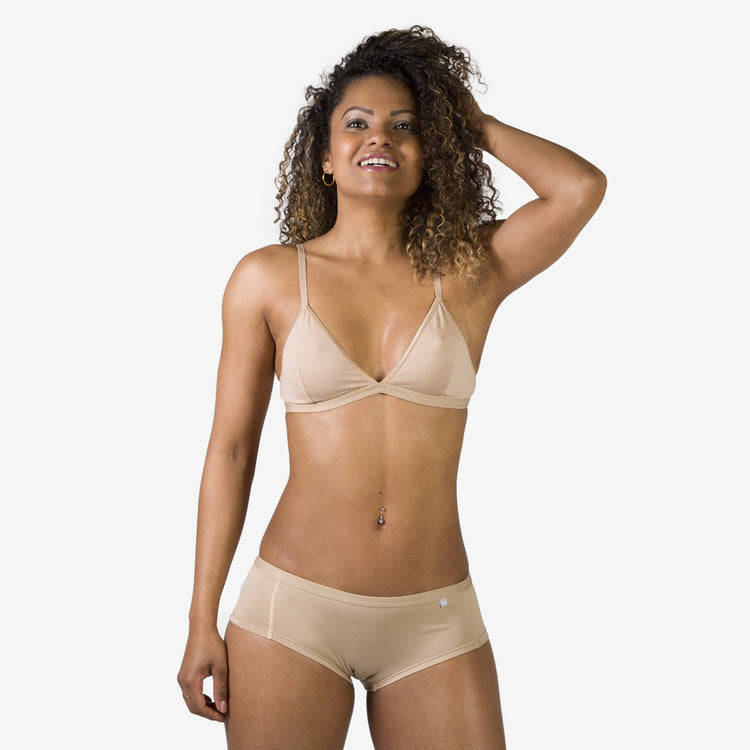 Hipster aus nachhaltigem Eukalyptus Tencel in beige. Mit passendem Bralette. Nochmals von vorne.