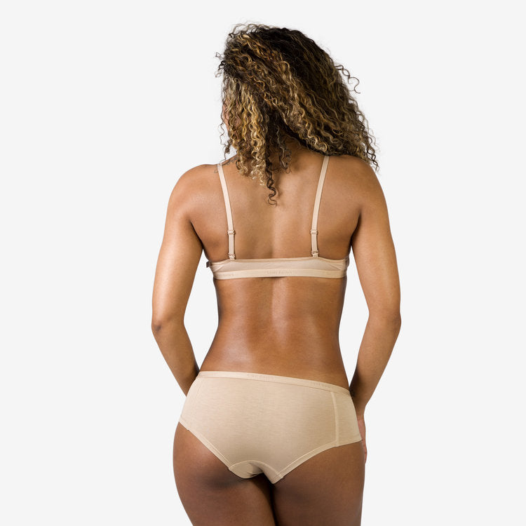 Hipster aus nachhaltigem Eukalyptus Tencel in beige. Mit passendem Bralette. Rückansicht