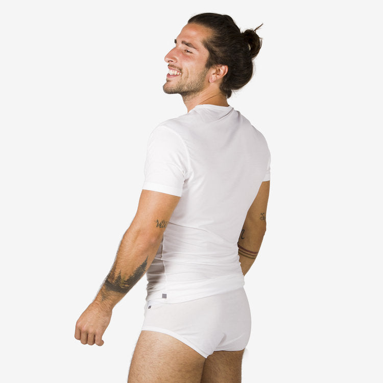 weisser Slip aus nachhaltigem Eukalyptus Tencel mit passendem Shirt. Von hinten