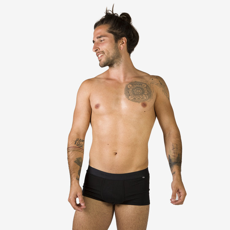 Schwarze Boxershorts mit kurzem Bein. Aus nachhaltigem Eukalyptus Modal. Von vorne am Modell