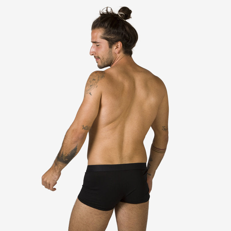 Schwarze Boxershorts mit kurzem Bein. Aus nachhaltigem Eukalyptus Modal. Von hinten am Modell